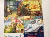 Il y a toute une pile de livres pour enfants posés sur une table