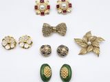 a collection of costume jewellery including earrings, brooches, and brooches