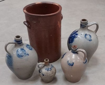 quatre vases posés les uns à côté des autres sur le sol