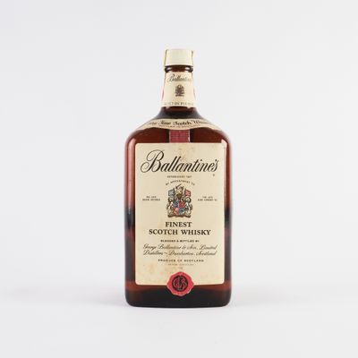 une bouteille de whisky écossais Ballantine's sur fond blanc