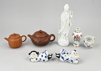 une petite collection de figurines en porcelaine, dont une statue représentant un homme