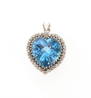 un pendentif en forme de cœur, composé d'une topaze bleue et de diamants