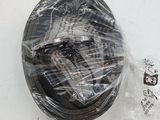 un casque emballé dans du plastique posé sur une table blanche