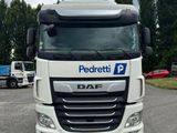 la photo d'un camion blanc garé sur un parking