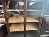 un homme qui travaille sur une armoire dans un magasin