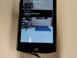 un téléphone portable posé sur une table, avec une étiquette de prix