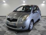 une photo d'une toyota yaris argentée garée dans un garage
