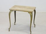 une table d'appoint ancienne en laiton, avec un plateau et des pieds en bois