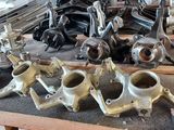 de nombreux types de pièces de moteur anciennes posées sur une table