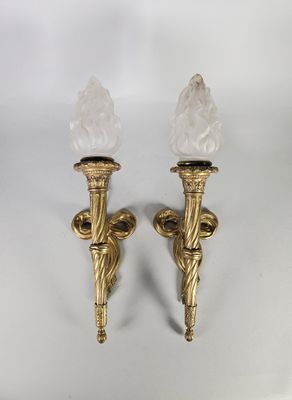 paire d'appliques murales anciennes en laiton avec des abat-jours en verre dépoli