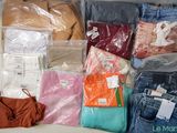 beaucoup de vêtements qui restent sur une étagère
