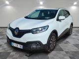 une voiture blanche est garée sur le sol à carreaux d'un garage