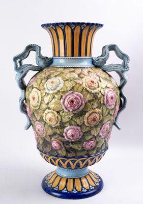 un vase avec un motif floral sur fond blanc