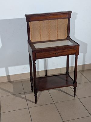 une petite table sur laquelle se trouve une chaise, dans une pièce