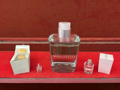 l'image d'un flacon de parfum à côté d'une boîte de parfum