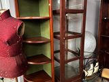 une vitrine sur laquelle se trouve un mannequin, dans une pièce