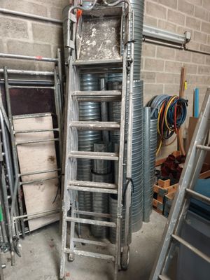 une échelle appuyée contre un mur dans un garage