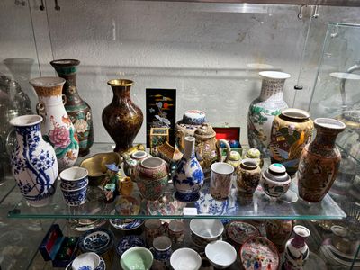 de nombreux vases et bols exposés dans une vitrine