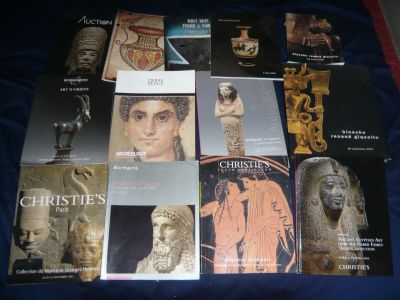beaucoup de livres posés sur une couverture bleue