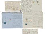 un tas de vieilles lettres et de timbres posés sur une feuille de papier