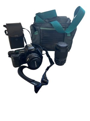 un appareil photo, un téléphone portable et un sac pour appareil photo sur fond blanc