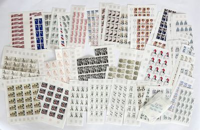un grand nombre de timbres qui sont sur la table