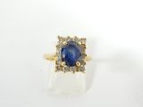 gros plan d'une bague en saphir bleu et diamant sur une surface blanche