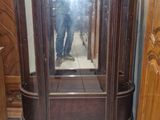 quelqu'un prend une photo du reflet dans le miroir d'une armoire