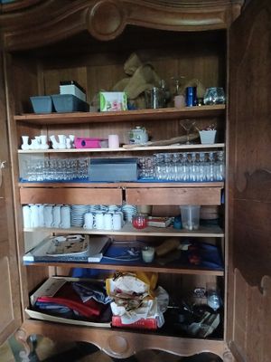 une armoire en bois contenant de nombreux objets