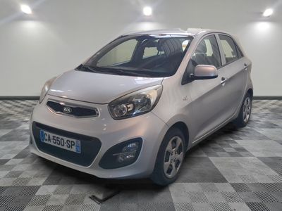 la photo d'une voiture argentée garée dans un garage