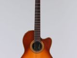 une guitare acoustique suspendue au plafond