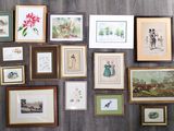 de nombreuses photos encadrées sur le mur de cette pièce