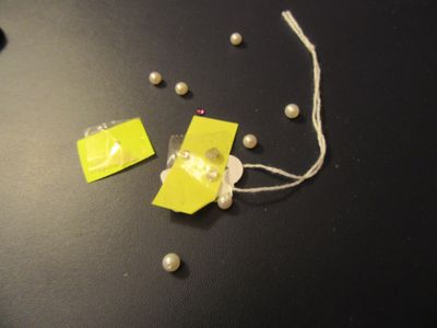 un sachet de thé muni d'une ficelle, posé sur une table