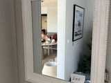 un miroir sur le mur au-dessus d'un lavabo dans une salle de bains