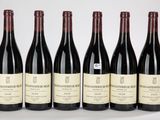 six bouteilles de vin rouge alignées