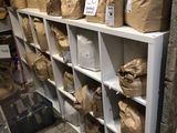 de nombreux sacs de nourriture posés sur une étagère dans une pièce