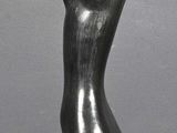 statue d'une femme levant les mains en l'air