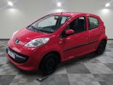 la photo d'une voiture rouge garée sur un sol en damier