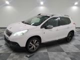 la voiture blanche est garée sur un sol en damier dans le garage