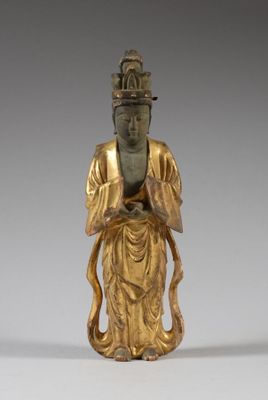 une statue en or représentant une personne coiffée d'une couronne