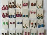 de nombreuses paires de boucles d'oreilles exposées sur la table