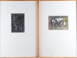 deux tableaux au mur l'un à côté de l'autre