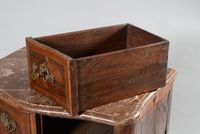 Petite commode galbée en placage de bois de violette ouvrant… (photo 3)