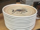 une pile d'assiettes posée sur une table dans un magasin