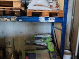 de nombreux sacs de ciment posés sur une étagère dans un entrepôt