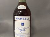 une bouteille de vin posée sur une table à côté d'une bouteille de vin