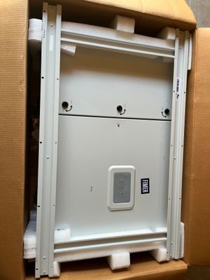 une boîte contenant un appareil électronique blanc