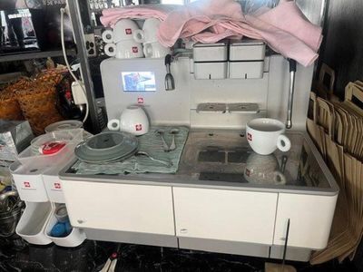 une petite cuisine équipée d'un évier et d'une cafetière