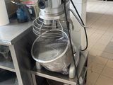 une image d'une cuisine avec un mixeur à l'intérieur