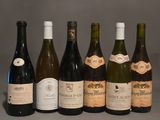 plusieurs bouteilles de vin sont alignées sur une table